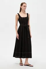 Vestido midi de lino color blanco con cuello cuadrado, sin mangas, detalle de pespuntes a contratono y cinturón con hebilla integrada en la cintura.