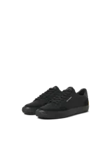 Championes urbanos de diseño moderno, confeccionados con capellada de poliuretano que imita la textura de la gamuza. Presentan cordones al tono, interior de malla de poliéster y suela de goma resistente.