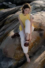 Sandalias negras con plataforma y dos tiras de pelo sintético.