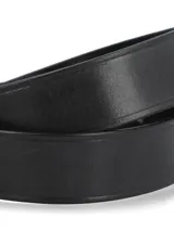 Cinturón de cuero natural color negro, con hebilla metálica ovalada de acabado envejecido y detalles perforados decorativos.