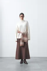 Bufanda de punto acanalado con diseño degradado en tonos tierra, beige y marrón.