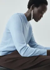 Jersey de punto fino con cuello redondo y manga larga, confeccionado en lana pura con diseño recto.