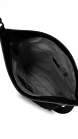 Cartera grande color tostado con detalles en negro, confeccionada en tela impermeable. Cuenta con un amplio compartimento principal, bolsillo frontal con cierre oculto, bolsillo trasero con cierre, asa corta de mano y correa larga desmontable.