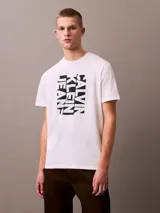 Remera blanca de algodón con estampado vertical en el frente con el logo de Calvin Klein Jeans en letras negras. Corte clásico y cuello redondo.