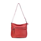 Bandolera de cuero sintético color mostaza, con dos bolsillos frontales con cierre, apertura superior con cierre, división interna y bolsillo trasero con cierre. Incluye correa larga regulable combinada en tonos mostaza y beige.