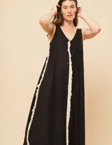 Vestido largo blanco de lino con escote en V y flecos de algodón en los bordes.