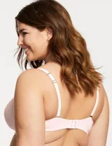 Soutien color rosa confeccionado en microfibra ultrasuave, con copas soft moldeadas, breteles convertibles y laterales dobles con varillas internas para mayor soporte.