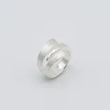 Anillo de diseño minimalista confeccionado en plata 925, con una banda de grosor medio y acabado pulido.