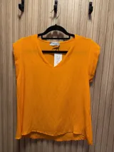 Blusa color naranja de viscosa con escote en "v" y mangas cortas.