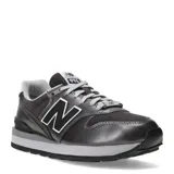 Championes urbanos New Balance modelo 996, color gris metalizado con detalles en blanco y negro. Presentan el logo N característico en los laterales, suela de goma y cordones al tono.
