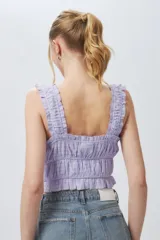 Top blanco sin mangas, elastizado y texturizado.