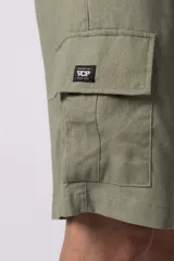 Bermuda cargo de lino y rayón color blanco, con bolsillos laterales tipo cargo, cintura elástica con cordón ajustable y calce relajado.