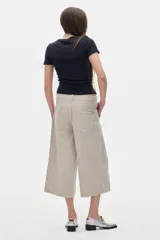 Remera ajustada al cuerpo de manga corta y cuello redondo, color gris melange.