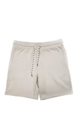 Bermuda de felpa color gris claro, con cintura elástica ajustable mediante cordón bicolor blanco y negro, y bolsillos laterales.