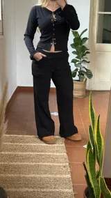 Pantalon de corte recto y tiro medio, confeccionado en tejido jersey rib, con cintura elastizada y ajuste mediante tiras.