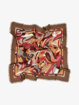 Pañuelo cuadrado negro con estampado paisley en blanco y gris, y bordes deshilachados.