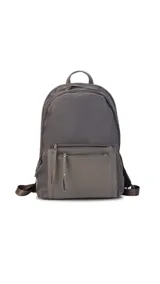 Mochila color beige, combinada con tela tipo impermeable y detalles en simil cuero. Tiene gran tamaño, asas combinadas, bolsillos al frente y compartimiento para notebook de 15".