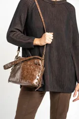 Sweater de punto con textura acanalada vertical, diseño oversize, cuello redondo y mangas largas. Confeccionado en algodón peinado.