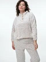 Pantalón de dormir de corte recto confeccionado en tela fleece con estampado animal print. Presenta una cintura elástica de algodón en color gris y una textura suave y abrigada.