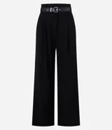 Pantalón negro de corte recto, con cintura ancha, trabillas y cinturón sintético.