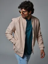 Campera bomber color beige con cierre frontal y bolsillos laterales.
