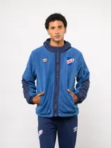 Campera de polar blanca con capucha y detalles en azul marino, con cierre frontal completo. Presenta el logo de Umbro y el escudo del Club Nacional de Football en el pecho.