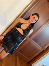 Vestido corto con estampado de rayas horizontales en tonos grises y negros. Diseño con escote halter que se ata al cuello, abertura central en el busto y falda corta con volado.