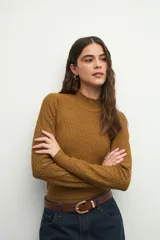 Polera color beige de tejido tramado, con cuello alto y bordado en el cuello, corte ajustado.