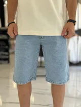 Bermuda de jean de corte baggy y tiro medio, con diseño clásico de cinco bolsillos y lavado claro.