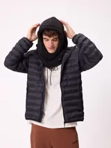 Pasamontañas de tejido tipo corderito sintético en color negro, con diseño de capucha integrada y cordones ajustables en la parte frontal.