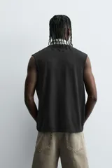 Musculosa gris de corte holgado con cuello redondo y sisa ancha.