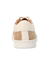 Zapatillas urbanas Hush Puppies modelo Merano, combinan cuero sintético color crema con paneles laterales de tejido tipo rafia. Presentan suela de goma blanca con tecnología Flex para mayor comodidad y cordones al tono.