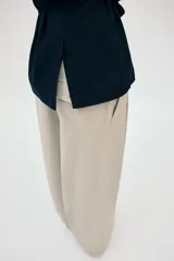 Chaqueta estilo trench corta color azul marino confeccionada con lino. Cuenta con cuello solapa, manga larga con trabilla, bolsillos delanteros de vivo y cierre frontal con lazada ajustable en la cintura.