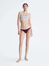 Bombacha clásica Calvin Klein color borgoña con estampado de logos.