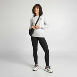 Legging de tiro alto confeccionado en tejido de canalé, con ajuste ceñido y elástico en la cintura.