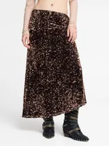 Falda midi negra cubierta de lentejuelas doradas.