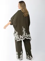 Maxi camisa color blanco de lino bordado con manga abullonada y calce amplio.