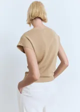 Jersey de punto fino color tostado, con cuello redondo y manga corta de diseño recto.