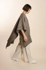 Ruana de lana fina sin teñir, con terminación de crochet hecho a mano. Diseño versátil y cómodo, confeccionado en Uruguay.