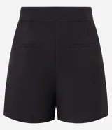 Short sastre de cintura alta con estructura definida, bolsillos laterales decorados con tachuelas metalizadas y recortes delanteros con costura aparente.