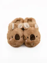 Pantuflas de peluche color tostado con diseño de cara de koala, orejas sobresalientes y suela de goma.