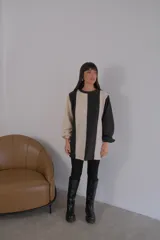 Buzo de viscosa con diseño a rayas verticales rojas y beige, mangas largas abullonadas con puños elastizados.