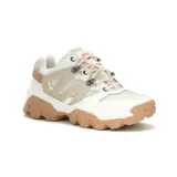 Sneaker Caterpillar modelo Reactor, diseño robusto con suela de goma dentada color tostado. Presenta una combinación de paneles en blanco y beige, con cordones jaspeados y detalles en naranja. Cuenta con una estructura lateral reforzada inspirada en maquinaria pesada.