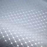 Short deportivo gris con textura cuadriculada, cintura elástica negra con cordón ajustable y logo triangular rojo en la pierna derecha.