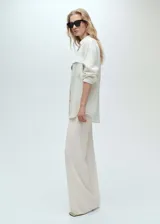 Pantalón de punto fino con diseño wide leg, tiro alto y cintura elástica.