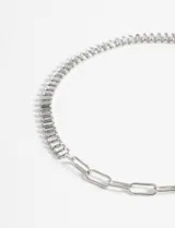 Collar plateado con cadena de eslabones grandes y sección de strass.