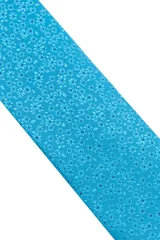 Corbatín lila con micro puntos azules, de 5 cm de ancho, incluye un pañuelo a juego de 27x27 cm.