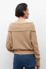 Sweater beige de tejido de punto, con escote bardot y mangas largas.