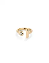 Anillo abierto bañado en oro amarillo 18k con un topacio blanco engarzado en un extremo y una barra vertical en el otro.