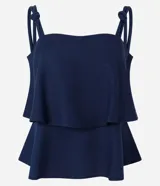 Blusa femenina color azul marino, sin mangas, con breteles anchos que tienen nudos decorativos y escote recto. Presenta capas sobrepuestas en la parte delantera que crean un leve volumen.